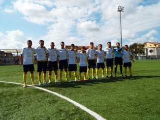 Gli undici titolari della Sessana contro il Casalnuovo (foto Gino Ragnino)