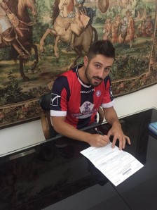 Mirra al momento della firma