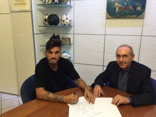 Alfageme al momento della firma con il dg Pannone