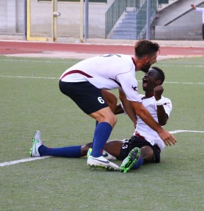 Moulay festeggiato da Battaglia dopo il 2-2