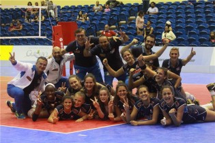 La nazionale italiana di pallavolo festeggia l'approdo alle semifinali (sito FIVB)