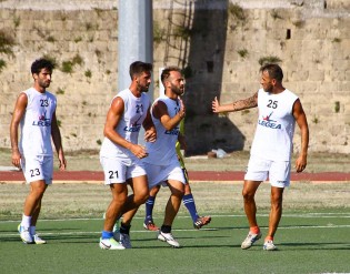Mingione festeggiato dopo il gol