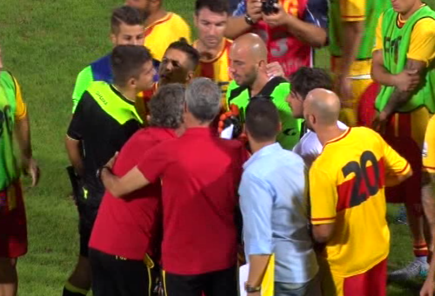 VIDEO – In Benevento-Foggia si sfiora la rissa, poi De Zerbi urla ad Auteri: “Devi stare zitto!”