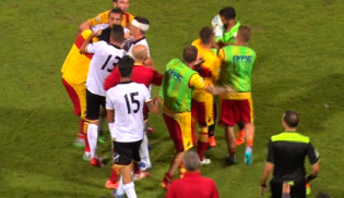 Un momento della rissa