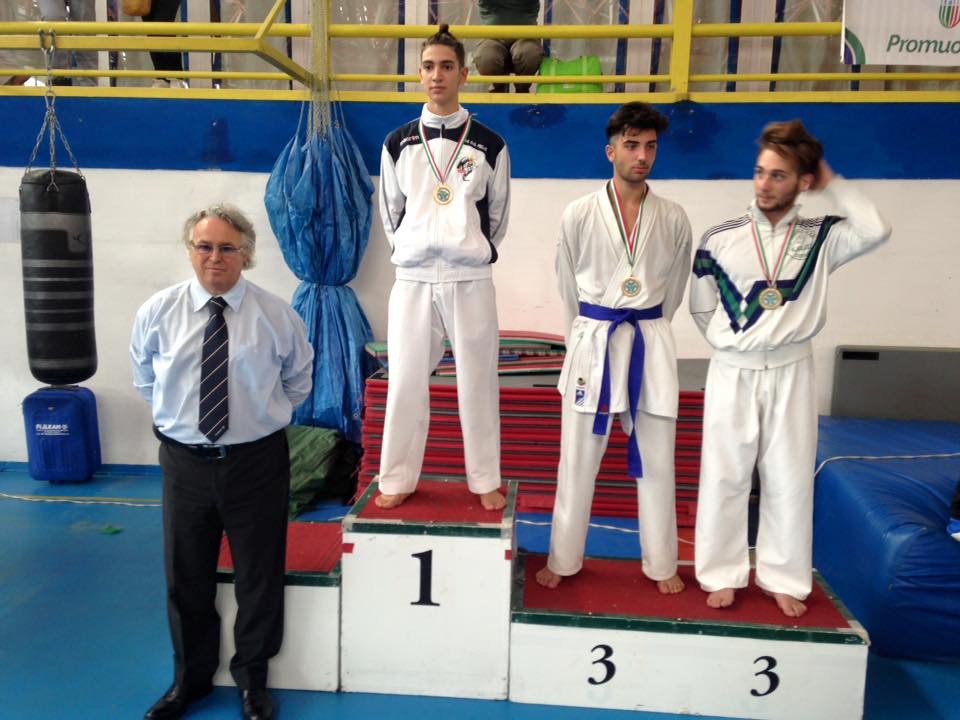 Karate: a Ponticelli il Team Fiore piazza cinque atleti sul podio