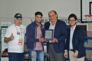 Di Muro e Crisileo premiano Giuseppe Perugino