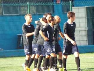 Esultanza dopo la rete di Signorelli (foto Gino Ragnino)