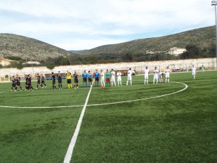 Le due squadre nella sfida di campionato (foto Gino Ragnino)