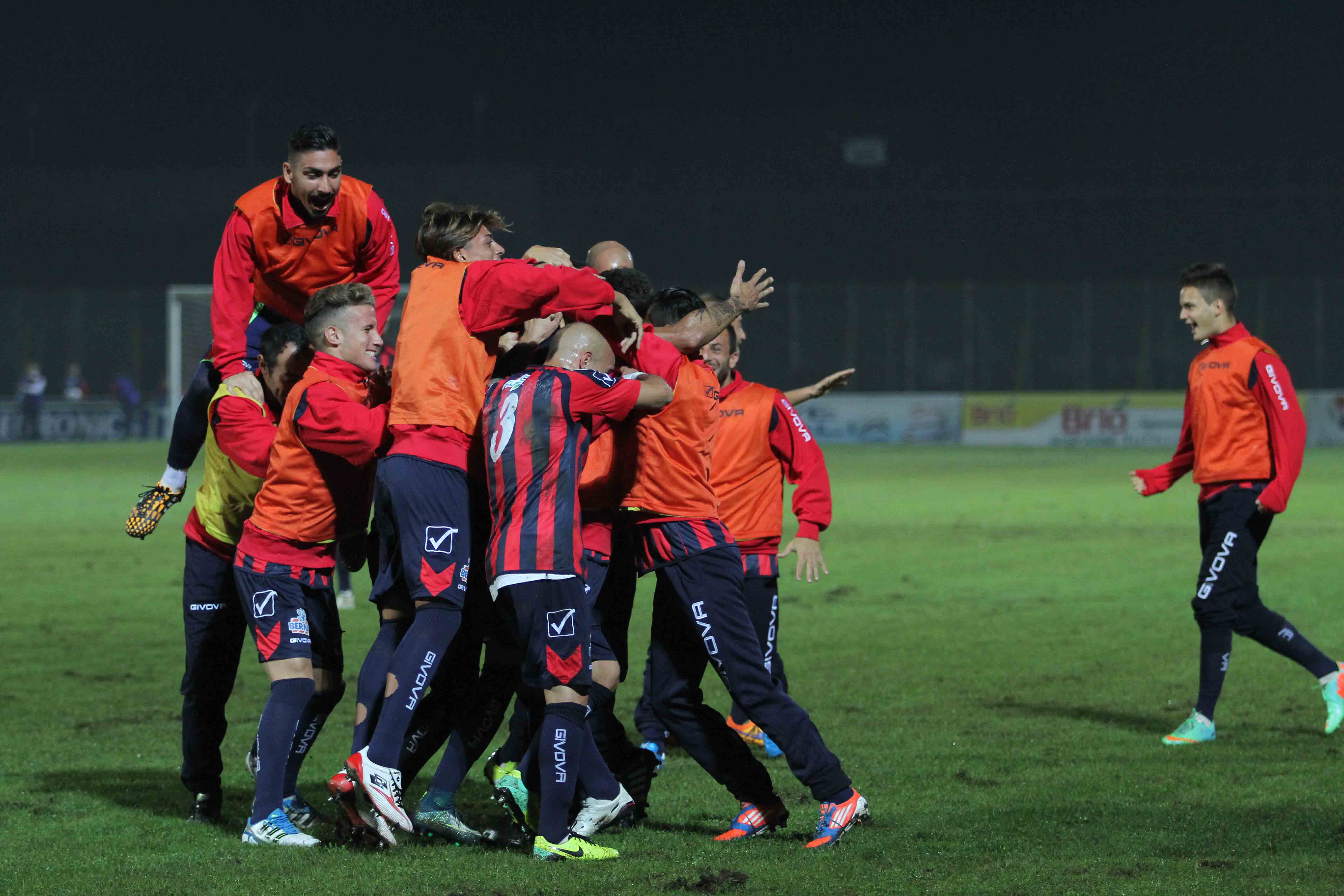Casertana è una notte magica: Catania annichilito e primo posto solitario!