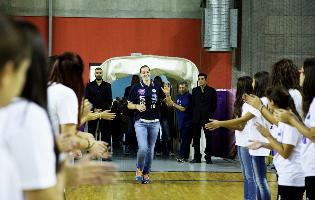 Clendy Aversa, Tasca è pronta per l’esordio: “E’ una gara che attendiamo da 2 mesi, vogliamo regalare la prima gioia ai nostri tifosi”