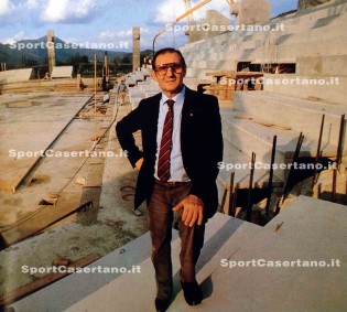 Il cavaliere Maggiò durante la costruzione del Palamaggiò a Castelmorrone