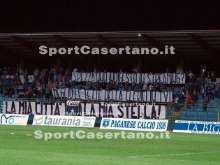Lo striscione dei tifosi paganesi