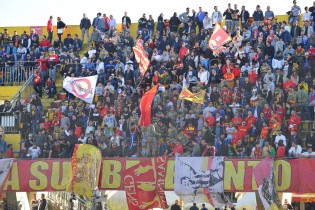 I tifosi sanniti (Foto Vincenzo Di Monda)