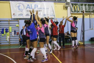 L'Alp Volley festeggia dopo la vittoria