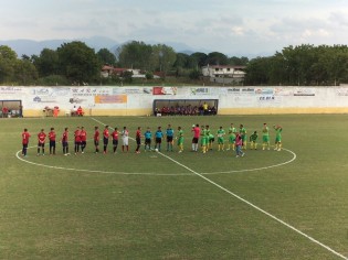 Le due squadre a centrocampo