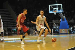 Giuri in palleggio contro Milano (Foto Filauro)