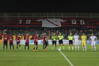 La spettacolare scenografia dei tifosi rossoblù (Foto Gianfranco Carozza)