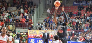 Bobby Jones in azione contro Varese