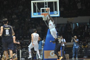 Il volo di Hunt contro Torino (foto Filauro)