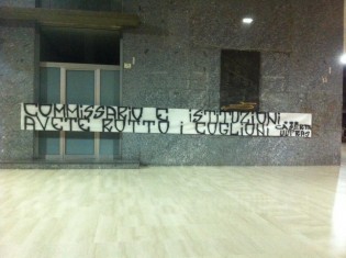 Lo striscione esposto questa sera fuori Palazzo Castropignano