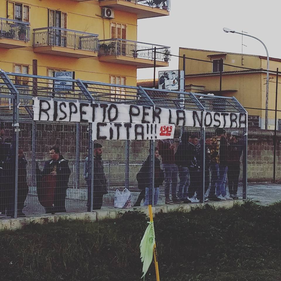 La Maddalonese perde in casa, i tifosi urlano: “Rispetto per la nostra città”