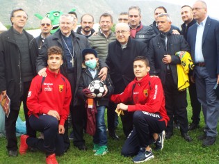 Mondragone e Sessana uniti nell'abbraccio al piccolo Mauro