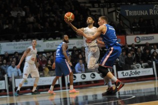 Siva in azione contro Cantù (Foto Filauro)
