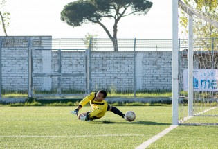 Greco intuisce la traiettoria del pallone