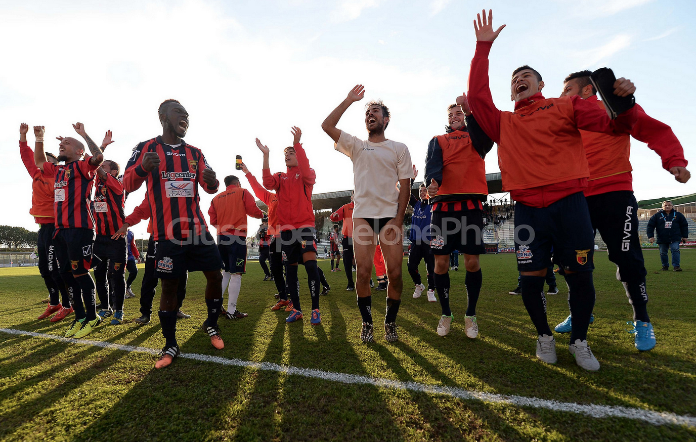 Sfatato il lungo tabù, Benevento battuto e la Casertana torna in testa, ecco la fotogallery