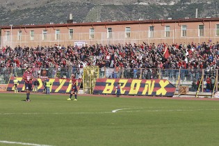 I tifosi rossoblù contro il Benevento