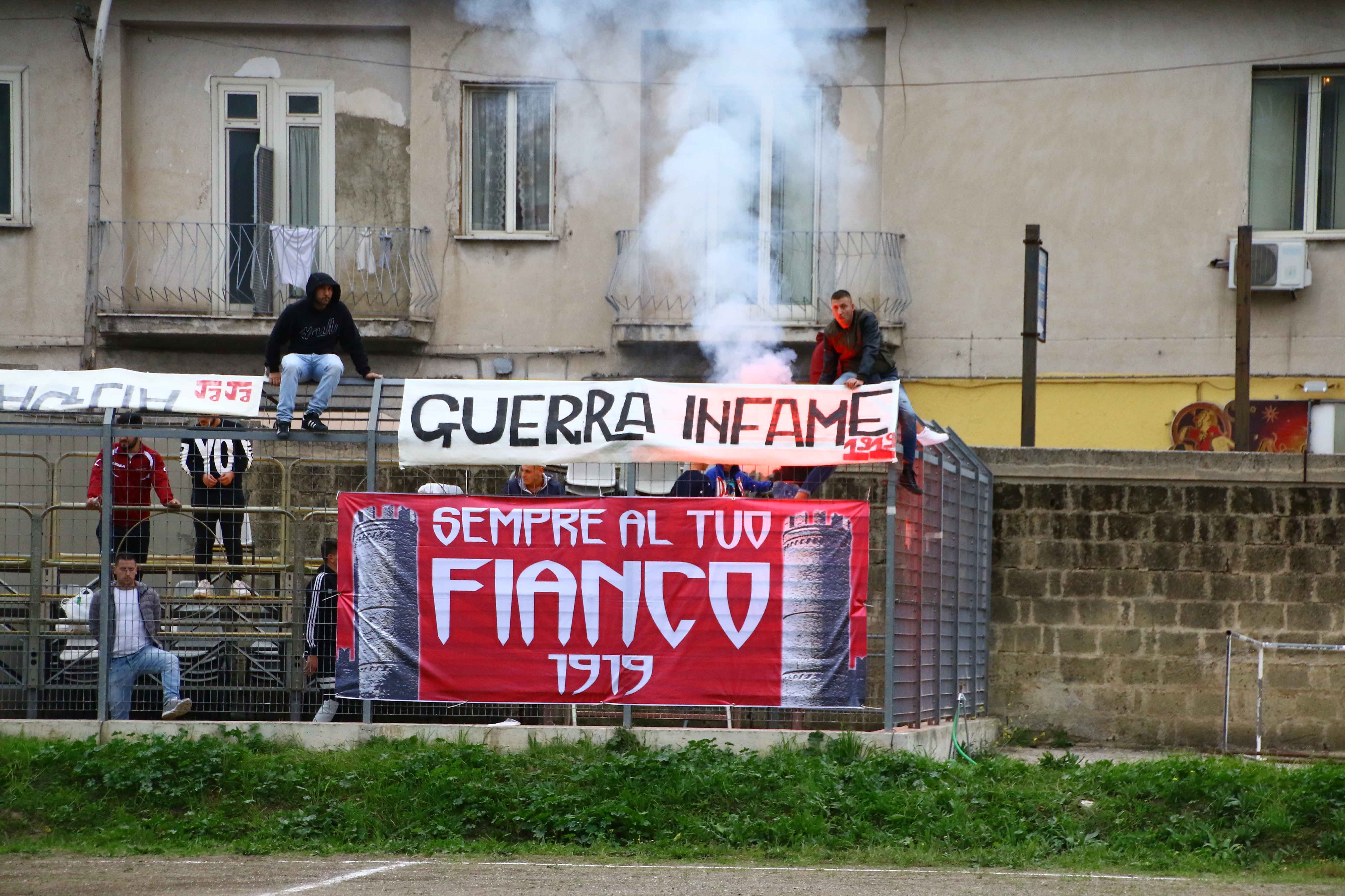 Attacco terroristico a Parigi, lo striscione dei tifosi della Maddalonese