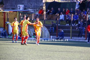 Aglione festeggiato dai compagni