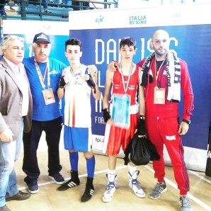 Nicola Caparco posa con lo sfidante e i rispettivi coach dopo la vittoria tricolore 