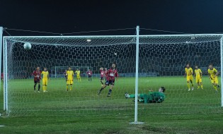 Il rigore di Marco Mancosu (Foto Scialla)