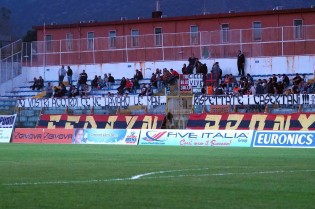 Lo striscione dei tifosi