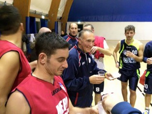 Il brindisi a fine partita tra le due squadre