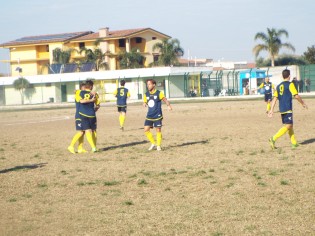 Di Lanna festeggiato da Pisaniello dopo il gol (Gino Ragnino)