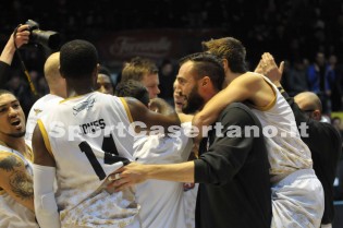 Gli abbraccia  fine gara (Foto Filauro)