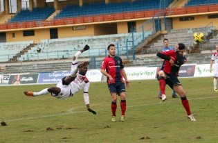 Cissè in azione contro il Cosenza