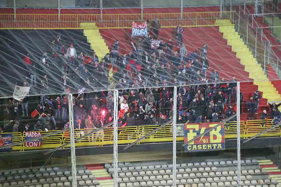 Lo spettacolo dei tifosi rossoblù a Foggia, la fotogallery