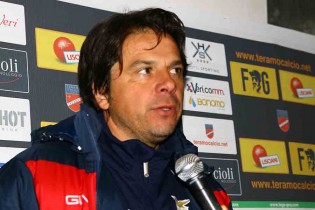 Mister Romaniello in sala stampa a Teramo (Foto Scialla)