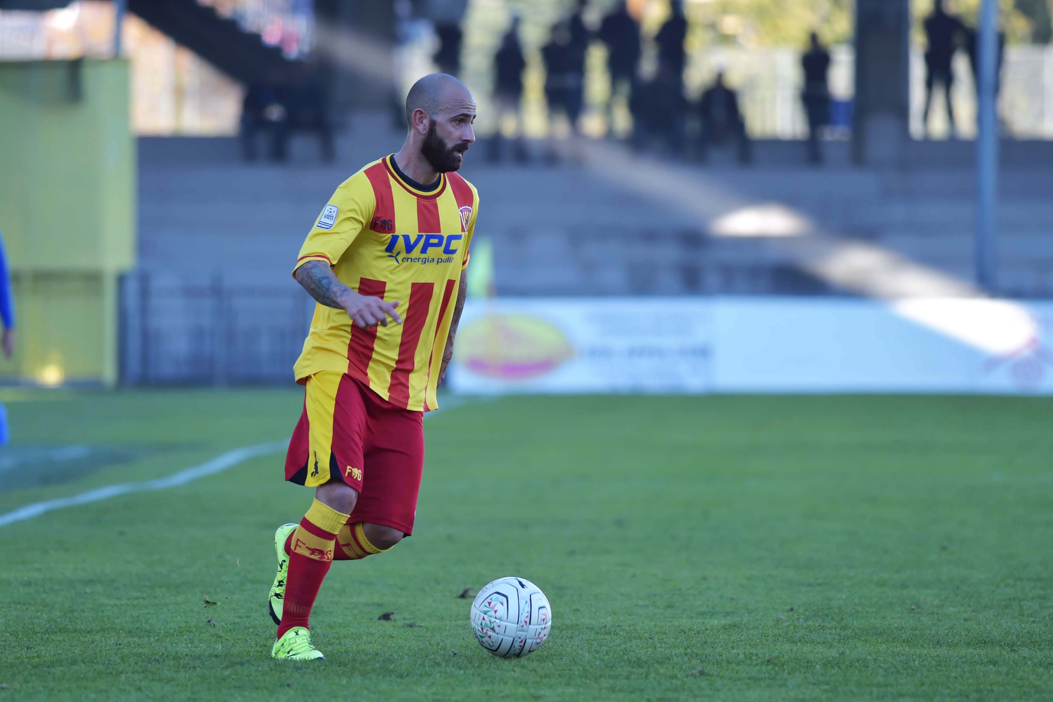 Lega Pro, gli anticipi: tre punti per Lecce, Cosenza e Benevento. Goleada con polemiche a Castellammare