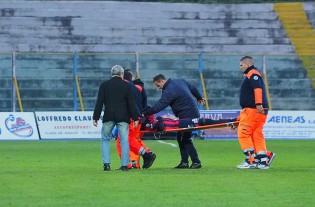 Agyei esce in barella (Foto Giuseppe Scialla)
