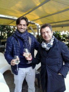 Vitale e il presidente Vrola durante la firma dicembrina 