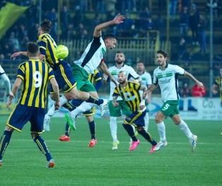 Un'azione di Juve Stabia-Monopoli (Foto Scialla)