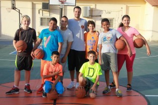 Antonio D’Albero tra i ragazzi di Aruba, che seguono il suo ultimo stage di basket