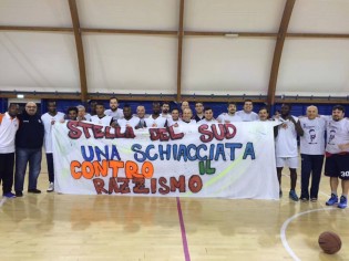 Le due squadre a centrocampo