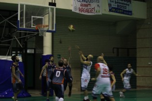 Una fase del match Caiazzo-Atletico PKH