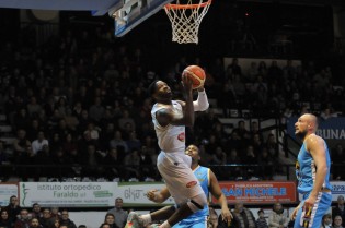 Jones a canestro (Foto Filauro)