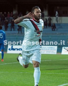 De Angelis esulta dopo il gol alla Paganese